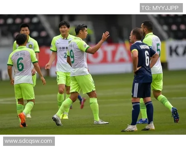 国安与墨尔本胜利激战正酣比分悬念引人关注