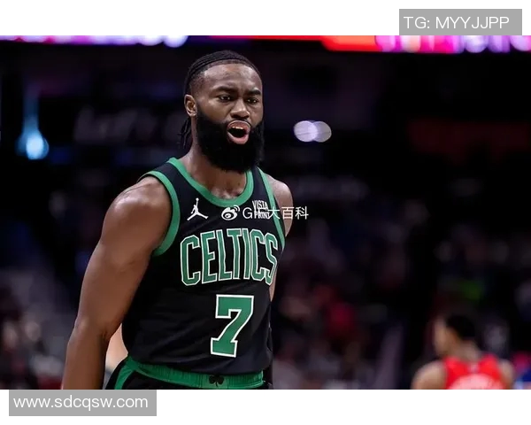 布朗与锤子之间的激烈对决揭示了篮球战术的新趋势与未来发展方向 布朗与锤子之间的激烈对决揭示了篮球战术的新趋势与未来发展方向